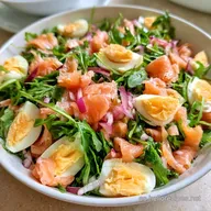 Ensalada De Salmón Ahumado Y Huevo con Rúcula