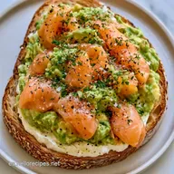Tostas De Salmón Ahumado Con Ricotta Y Aguacate